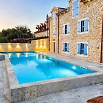 Deluxe Nature Galovi Dvori فيلة